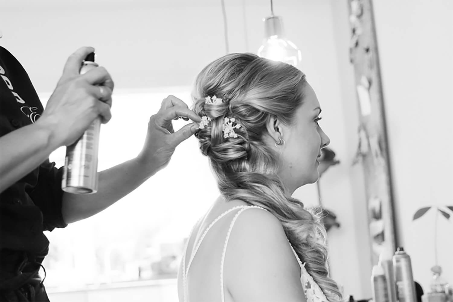 Kapper stijlt het haar van een klant.